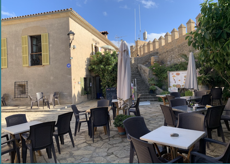 Terraza Restaurant Sant Salvador con la muralla del santuario