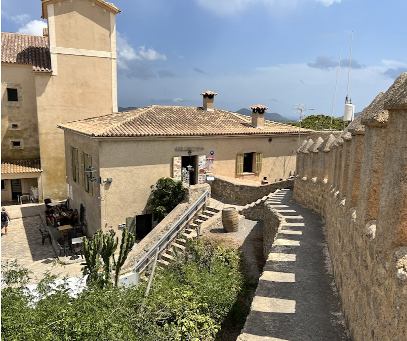 Vista desde la muralla con almenas y montañas