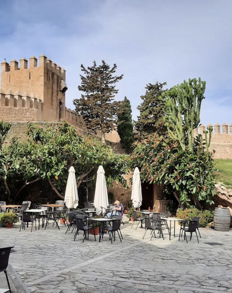 Terraza con vegetación y torre del santuario